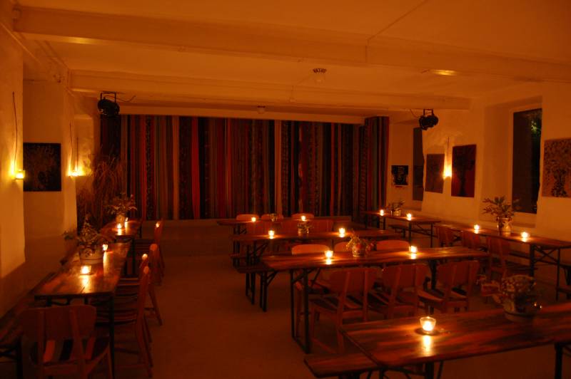 Patchwerk Bühnenraum mit Kerzenlicht
